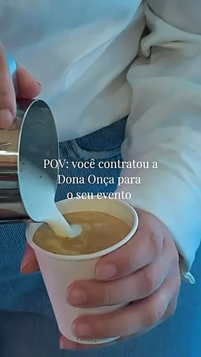 Barista servindo café com leite em copo para um evento