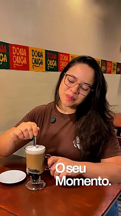 Cliente mexendo um mocha gelado