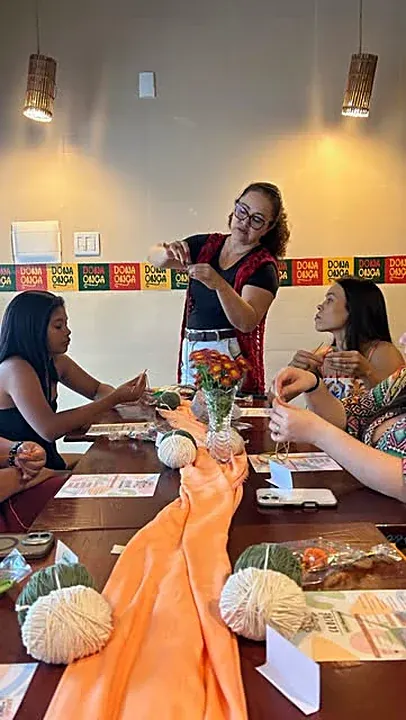 Oficina com convidadas reunidas à mesa na Dona Onça